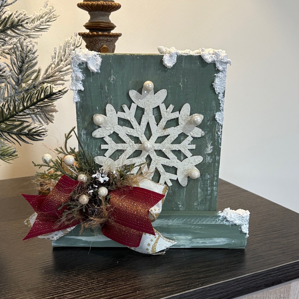 Festive Green Snowman hat. Shelf sitter